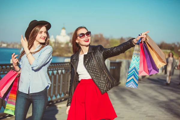 Dos chicas caminando con compras en las calles de la ciudad — Foto de Stock