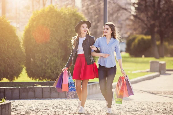 Dos chicas caminando con compras en las calles de la ciudad — Foto de Stock