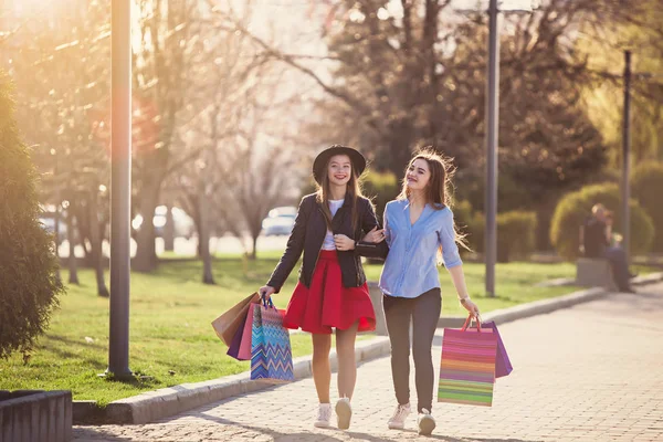 Dos chicas caminando con compras en las calles de la ciudad — Foto de Stock