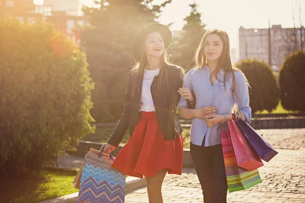 Дві дівчини ходять з покупками на міських вулицях — стокове фото