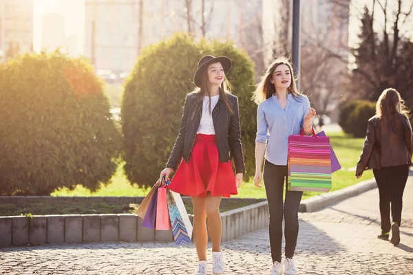 Két lány séta a bevásárló a város utcáin — Stock Fotó