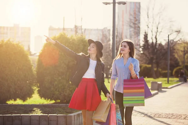 Dos chicas caminando con compras en las calles de la ciudad — Foto de Stock