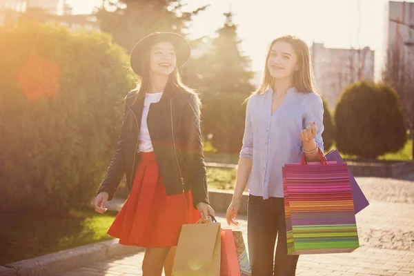 Zwei Mädchen beim Einkaufen auf den Straßen der Stadt — Stockfoto