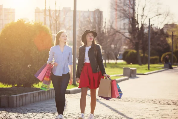 Δύο κορίτσια που περπατούν με ψώνια στους δρόμους της πόλης — Φωτογραφία Αρχείου