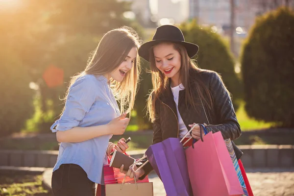 도시의 거리에 쇼핑와 함께 산책 하는 두 여자 — 스톡 사진
