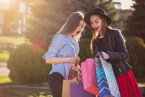 Zwei Mädchen beim Einkaufen auf den Straßen der Stadt — Stockfoto