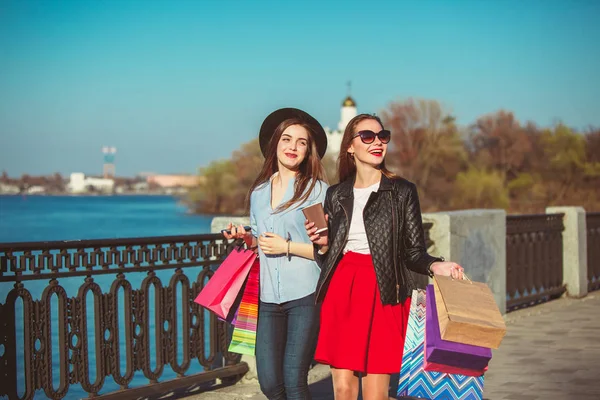 Dos chicas caminando con compras en las calles de la ciudad — Foto de Stock