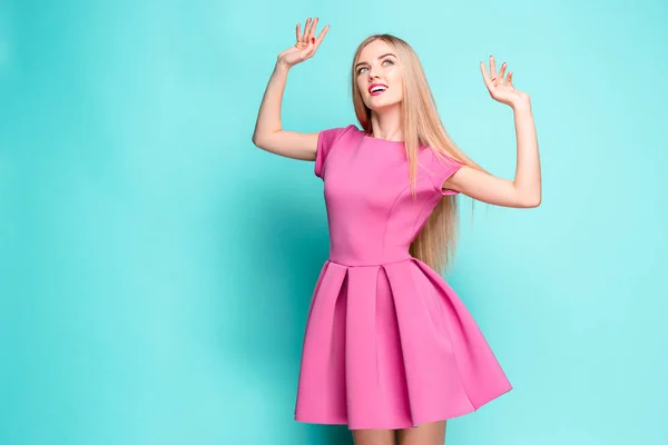 Usmívající se krásná mladá žena v Růžové mini šaty pózuje ve studiu — Stock fotografie
