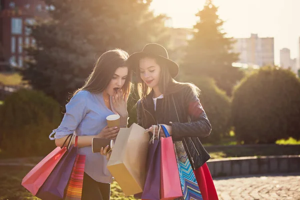 To piger går med shopping på byens gader - Stock-foto
