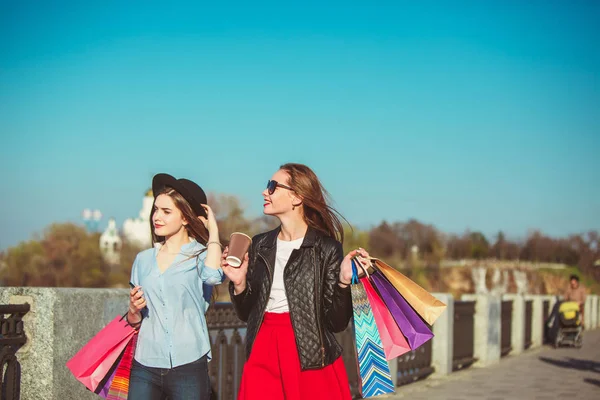 Two girls walking with shopping on city streets — Stock Photo, Image