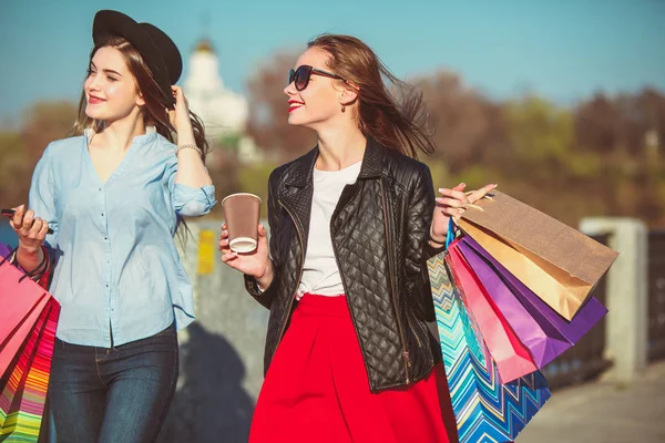 Dos chicas caminando con compras en las calles de la ciudad — Foto de Stock