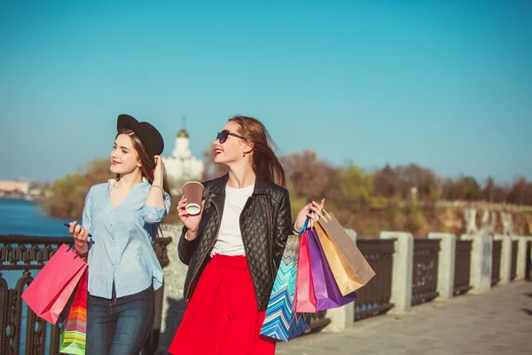 Dos chicas caminando con compras en las calles de la ciudad — Foto de Stock