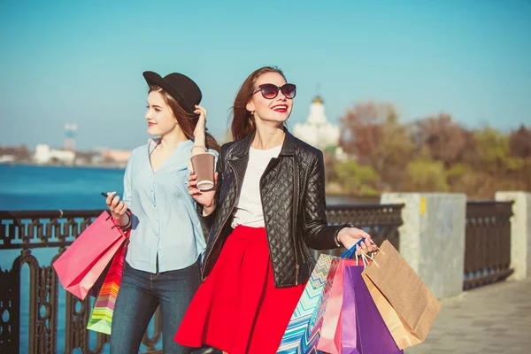 Dos chicas caminando con compras en las calles de la ciudad — Foto de Stock