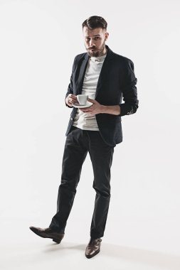 Şık yakışıklı genç adam portresi fincan kahve ile