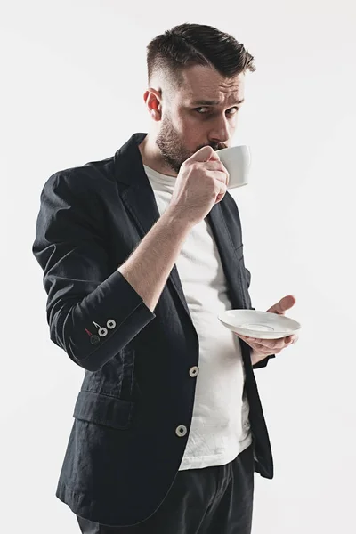 Portret van stijlvolle knappe jongeman met kopje koffie — Stockfoto