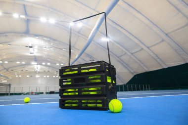 Bir tenis kortunda tenis topu