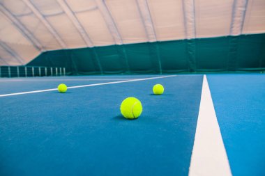 Bir tenis kortunda tenis topu