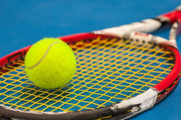 The tennis ball on a tennis court — Stock Photo, Image