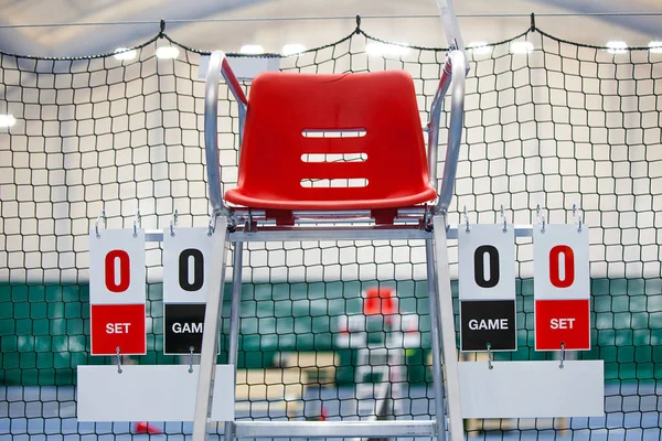Umpire chair with scoreboard on a tennis court before the game. — Stock Photo, Image