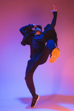 Renkli arka plan üzerinde bir hip hop erkek break dansçı silüeti