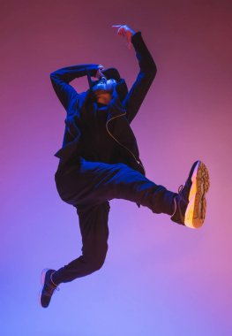 Renkli arka plan üzerinde bir hip hop erkek break dansçı silüeti