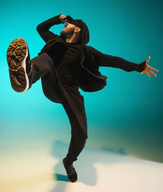 Renkli arka plan üzerinde bir hip hop erkek break dansçı silüeti