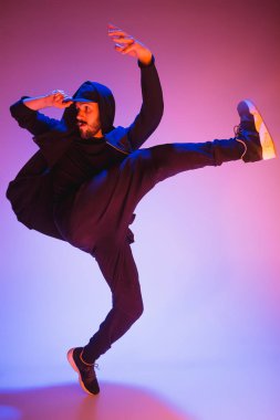 Renkli arka plan üzerinde bir hip hop erkek break dansçı silüeti