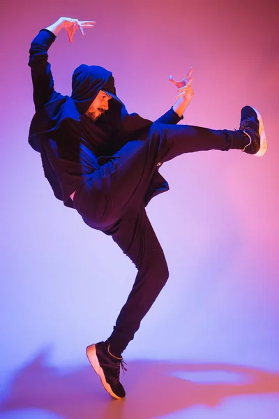 Η σιλουέτα του ένας χιπ χοπ αρσενικό διάλειμμα χορευτής χορεύει σε πολύχρωμο φόντο — Φωτογραφία Αρχείου