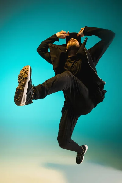 Silhuetten av en hip hop manliga break dansare dansar på färgstarka bakgrund — Stockfoto