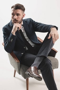 Şık yakışıklı genç adam portresi
