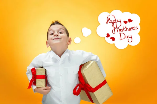 Il ragazzo con confezione regalo — Foto Stock