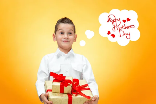 El chico con caja de regalo —  Fotos de Stock