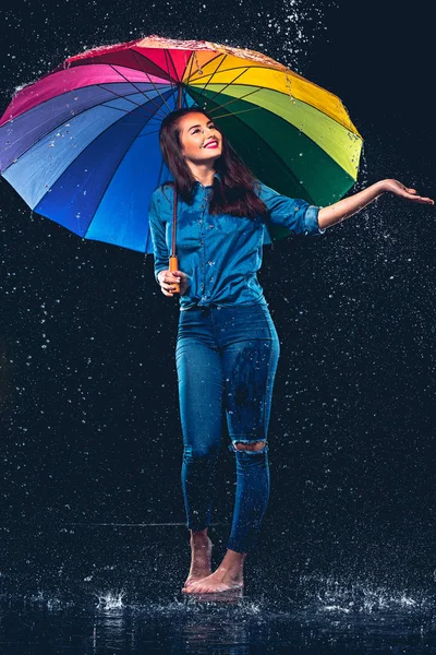 Joven hermosa mujer con un paraguas . —  Fotos de Stock