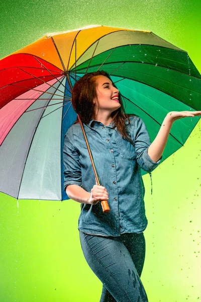 Młoda piękna kobieta z parasolką. — Zdjęcie stockowe