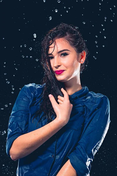 雨のしぶきの下で若い美しい女性 — ストック写真