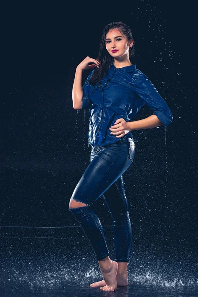 年轻漂亮的女人，飞溅的雨下 — 图库照片