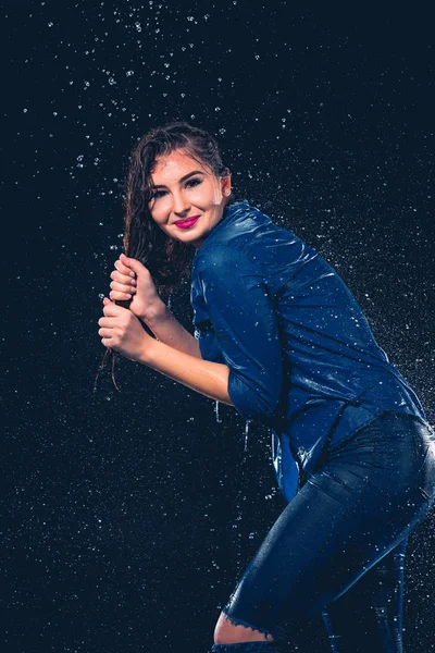 雨のしぶきの下で若い美しい女性 — ストック写真