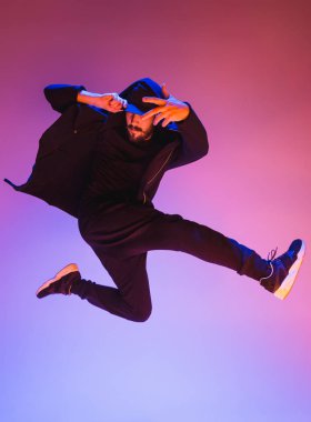 Renkli arka plan üzerinde bir hip hop erkek break dansçı silüeti