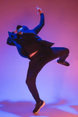 Renkli arka plan üzerinde bir hip hop erkek break dansçı silüeti