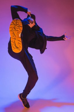 Renkli arka plan üzerinde bir hip hop erkek break dansçı silüeti