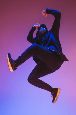Renkli arka plan üzerinde bir hip hop erkek break dansçı silüeti