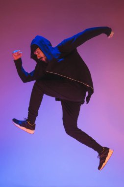 Renkli arka plan üzerinde bir hip hop erkek break dansçı silüeti