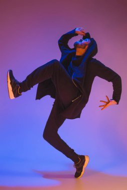 Renkli arka plan üzerinde bir hip hop erkek break dansçı silüeti