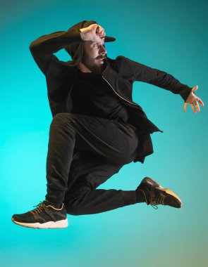 Renkli arka plan üzerinde bir hip hop erkek break dansçı silüeti