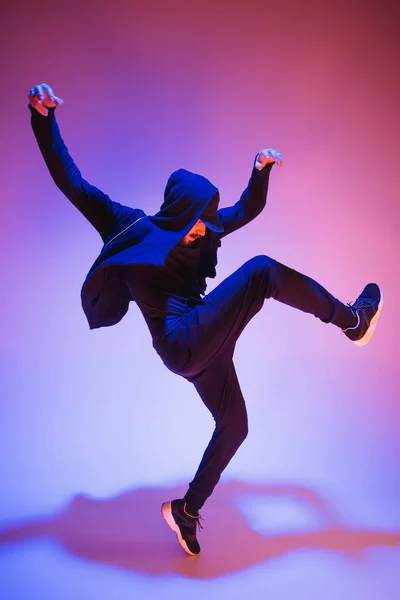 Силует одного хіп-хопу чоловік розбиває танцівницю танцює на барвистому фоні — стокове фото