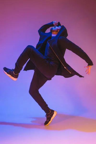 La silhouette di un ballerino di break dance hip hop maschile su sfondo colorato — Foto Stock