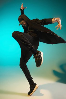 Renkli arka plan üzerinde bir hip hop erkek break dansçı silüeti