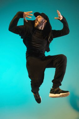 Renkli arka plan üzerinde bir hip hop erkek break dansçı silüeti