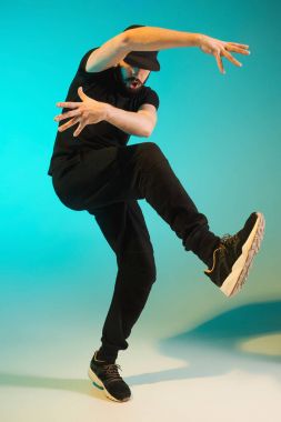 Renkli arka plan üzerinde bir hip hop erkek break dansçı silüeti