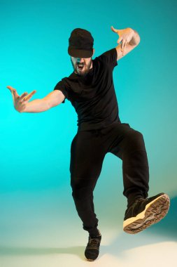 Renkli arka plan üzerinde bir hip hop erkek break dansçı silüeti